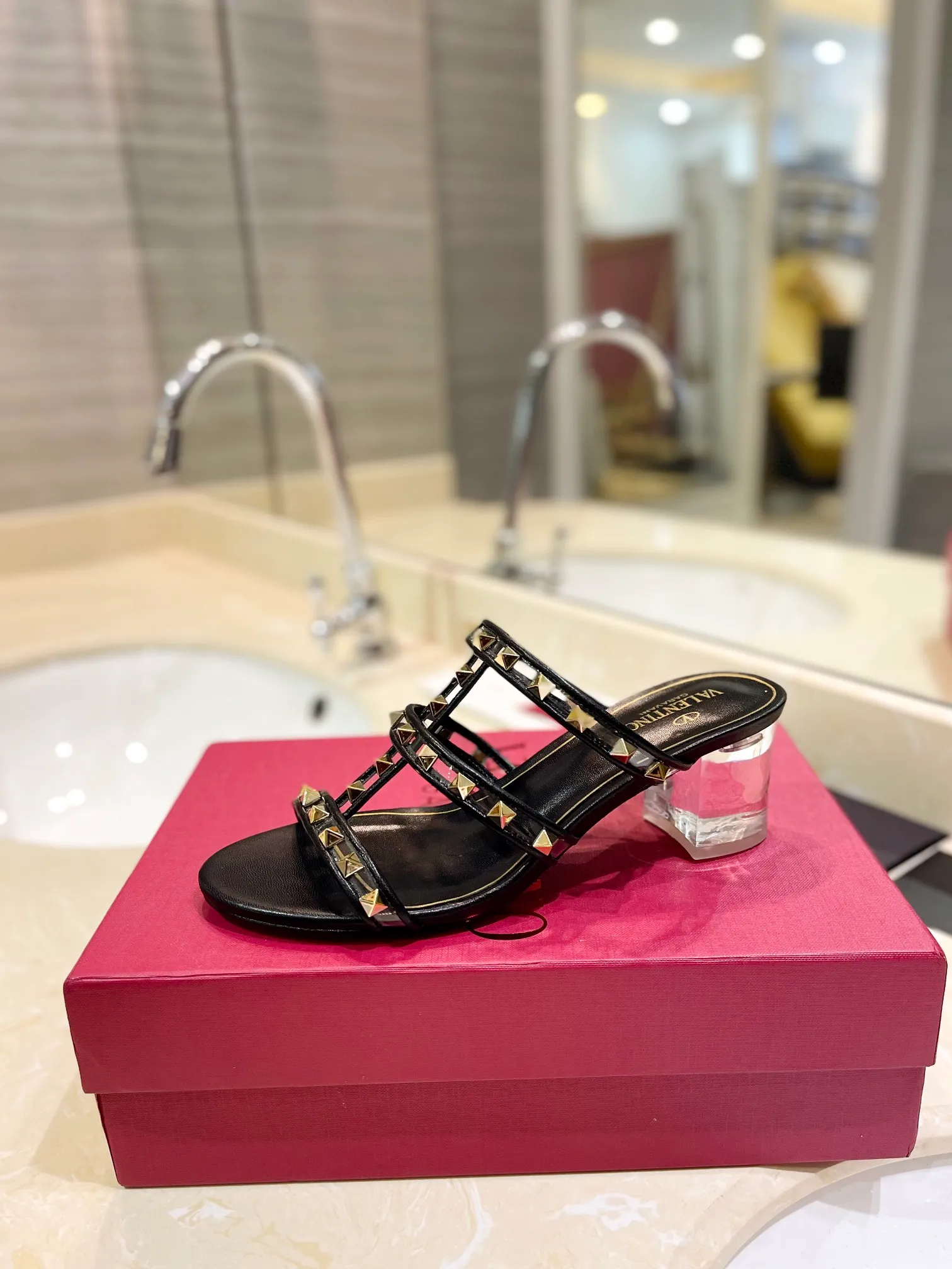 👟👟Ex-factory price 500👟👟 𝑉𝐴𝐿𝐸𝑁𝑇𝐼𝑁𝑂 Valentino ♡ͥ | ²º²⁴💫Purchasing agent level🔍Same color The classic king-shaped slippers with crystal heels are also so beautiful The particularly high-quality hardware brings out a full sense of high-end. After putting it on your feet, you will be stunned and look super slim! The new season lives up to expectations! Worth buying ★Imported cowhide is absolutely high-grade ❥Original method is absolutely sensual ❥Elegant style creates a different feeling🙈 Simple temperament style!  ♡ show bdetails ———————————— ⊿▸: Size｜35-40 (customized at 40.41.42) ⊿▸: Material｜Imported sheepskin + Pvc ⊿▸: Material | Padded sheepskin ⊿▸: Material | Italian🇮🇹 genuine leather outsole ⊿▸: Heel height｜6cm